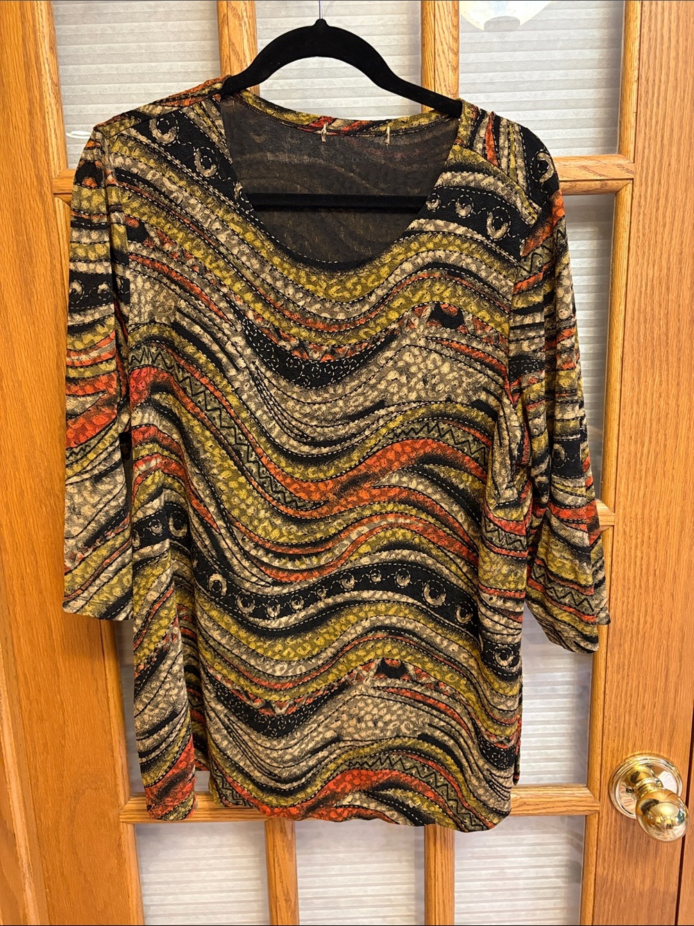 Women’s Wave-Pattern 3/4 sleeves Top w gold accents